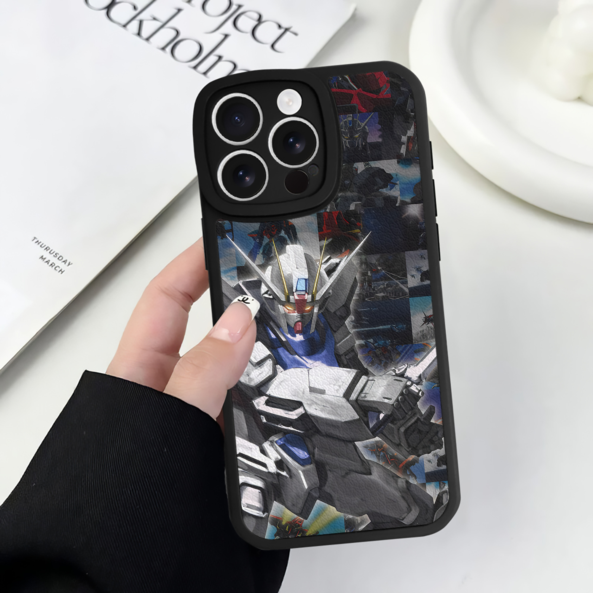 （画像用） 機動戦士ガンダム Mobile Suit Gundam 【iPhone 16シリーズ対応】シリコンスマホケース（レザー調） 材質：シリコン